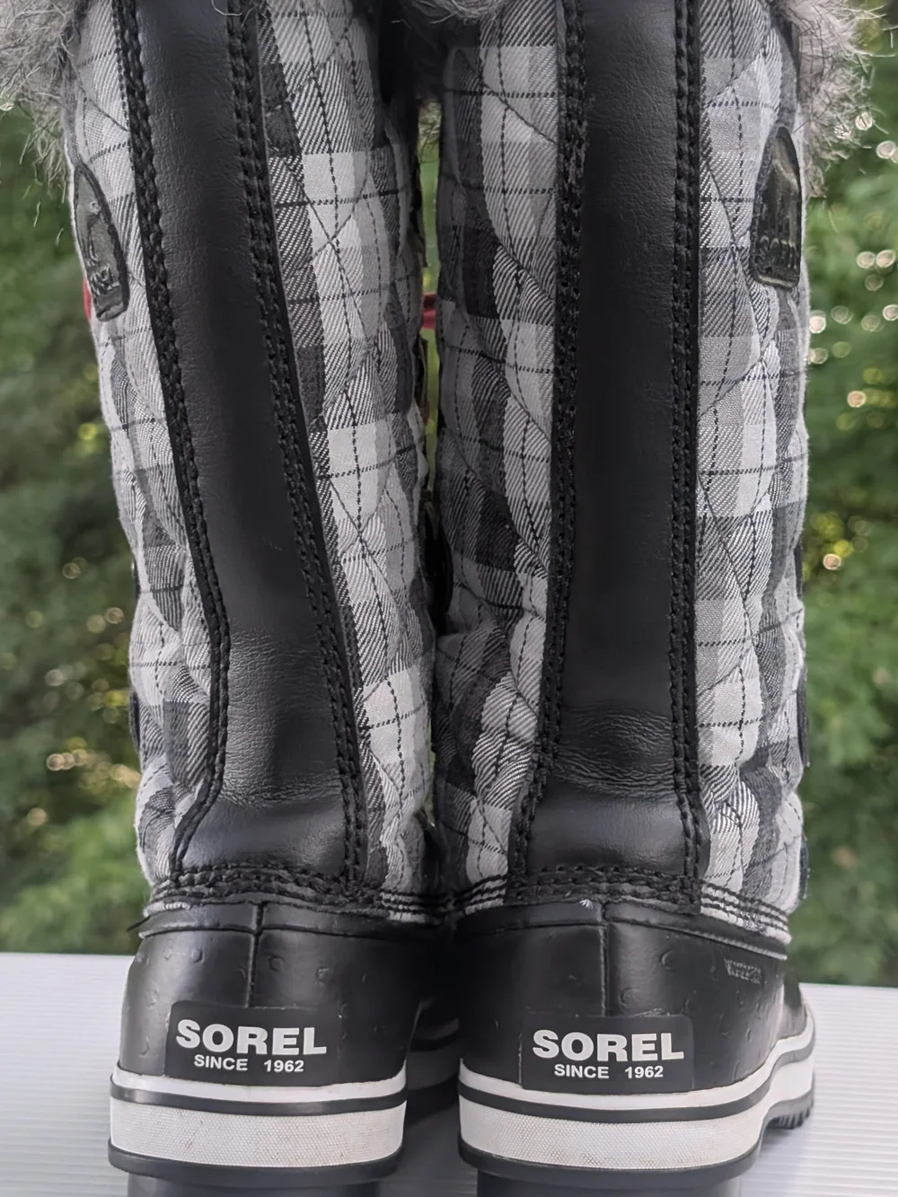 Sorel Girls Kids Black Snow Boots with Red Laces 6